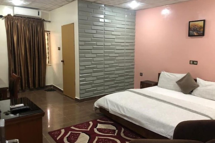 Room 7 of 80