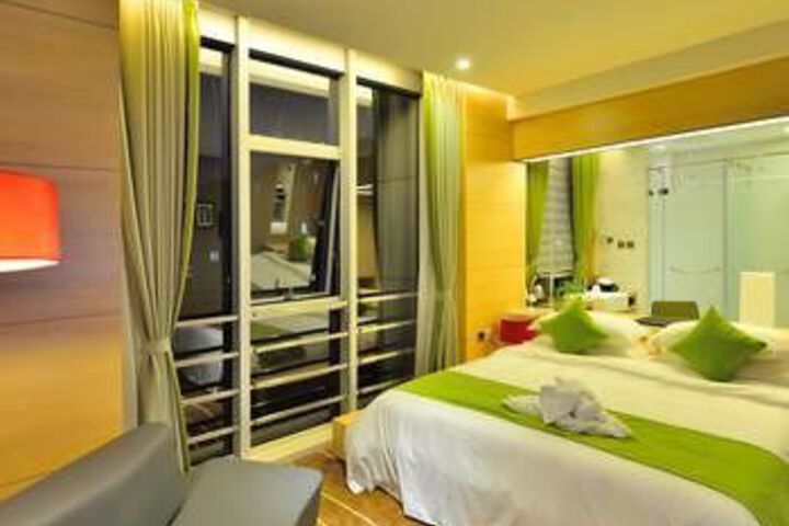 Room 5 of 8