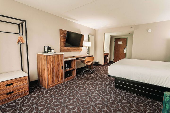 1 King Bed (13 of 16)
