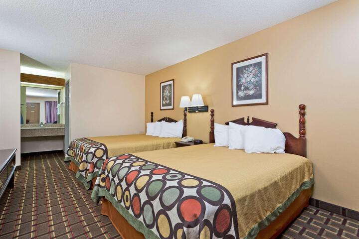 1 Queen Bed (4 of 11)