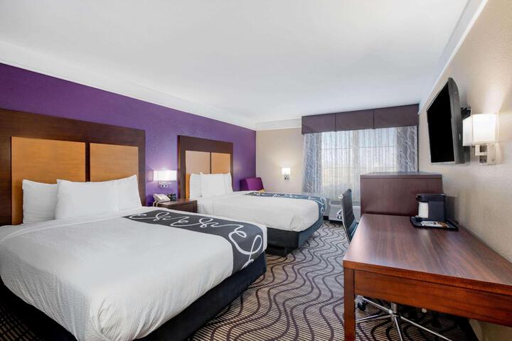 2 Queen Beds (7 of 12)