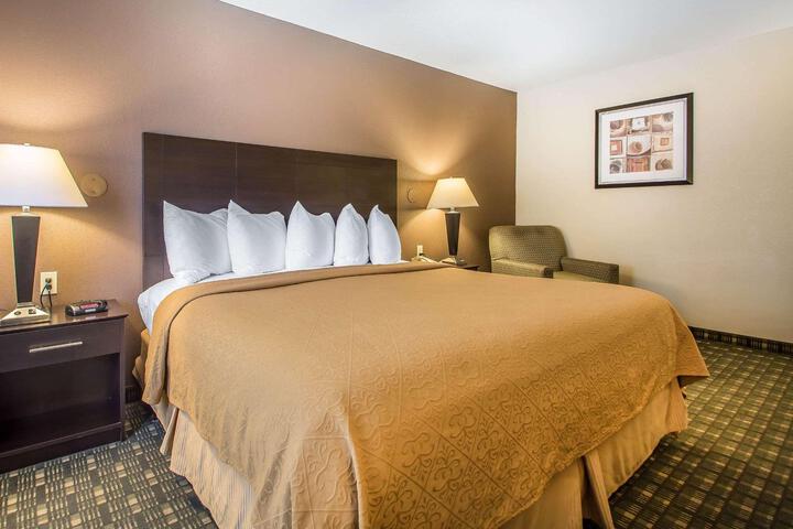 1 King Bed (1 of 11)