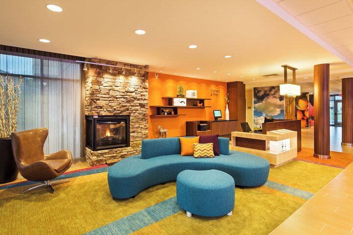 Lobby lounge