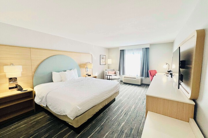 1 King Bed (8 of 13)