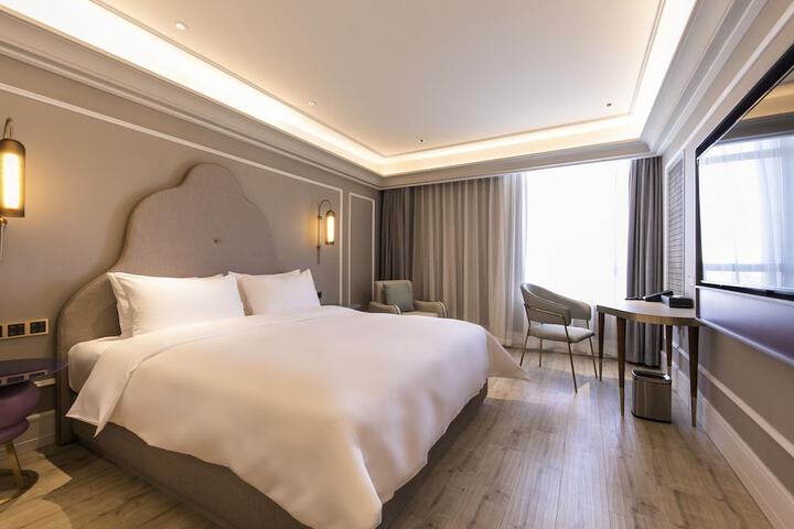 Room 6 of 12