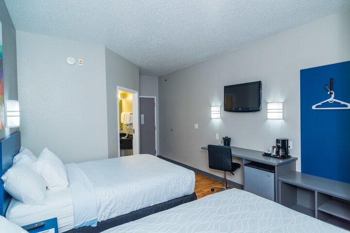 1 Queen Bed (3 of 27)