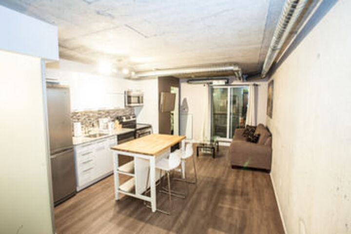 Pinnacle Suites Chic Downtown Loft