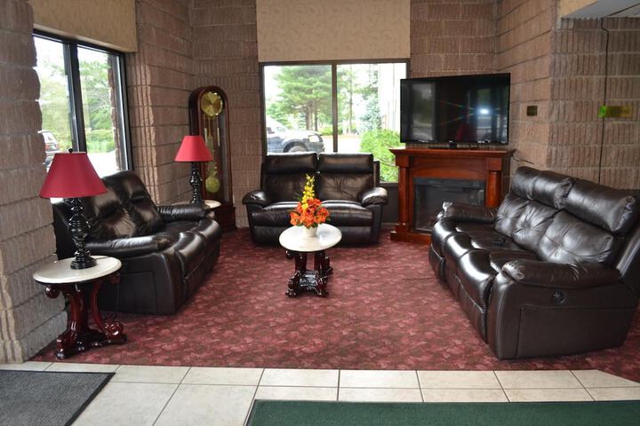 Lounge 13 of 16