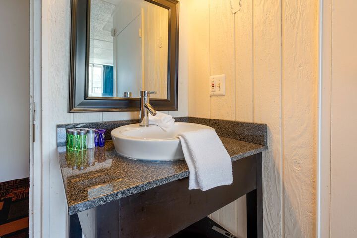 Classic 2 Double Beds Private Bathroom (8 of 13)