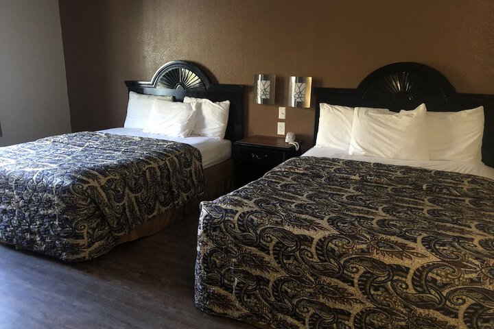 1 Queen Bed (32 of 37)
