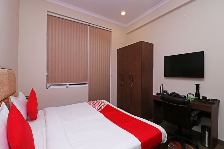 Room 8 of 18