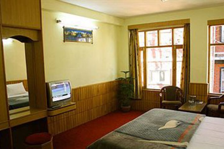 Room 6 of 18
