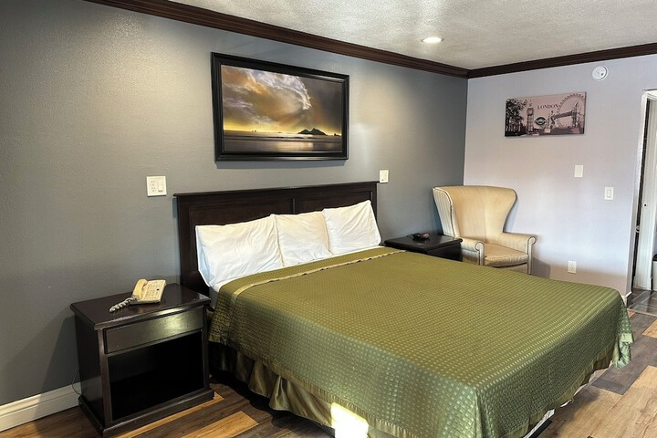 1 King Bed (5 of 12)