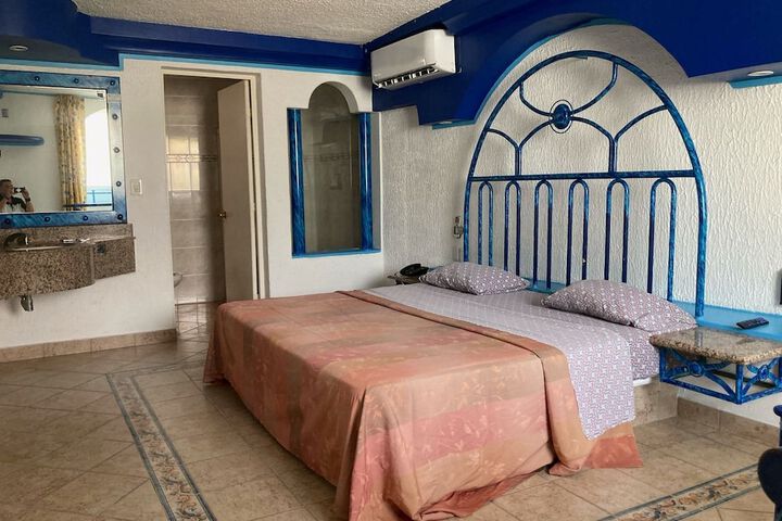 Room 2 of 6