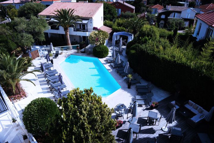 Hotel Pool