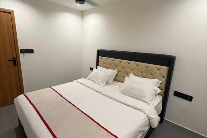 Room 5 of 14