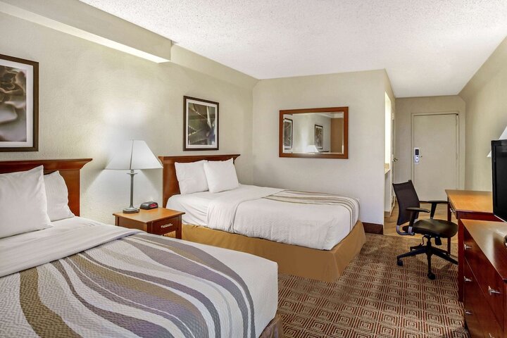 1 Queen Bed (5 of 19)
