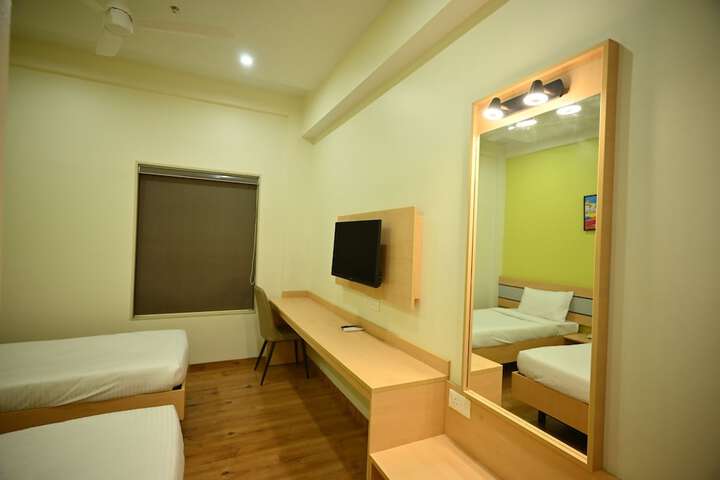 Room 10 of 16