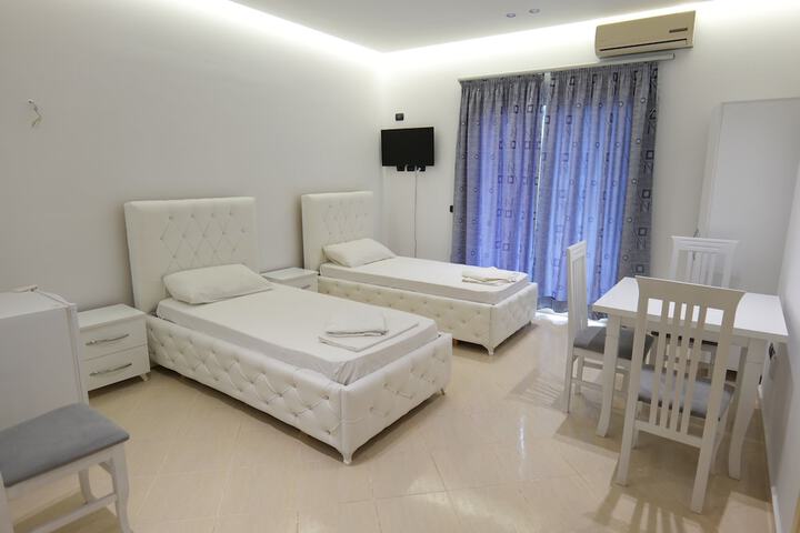 Room 3 of 33