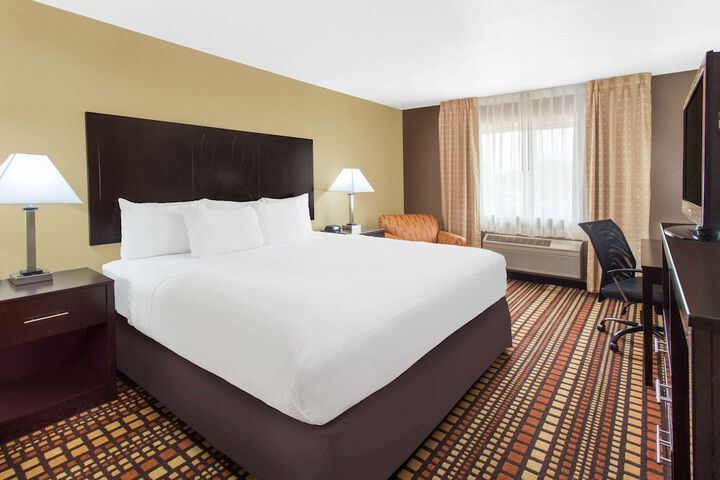 1 King Bed Business Room (3 of 6)