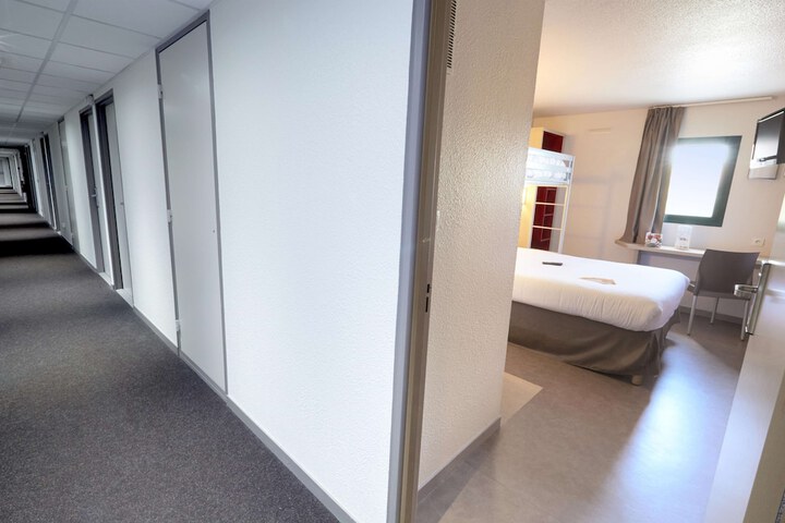 Room 10 of 28