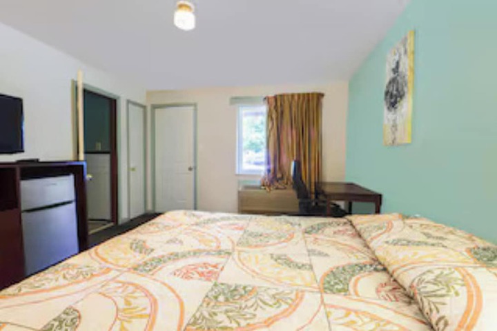 1 King Bed (4 of 4)