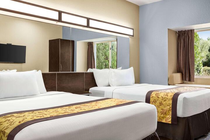 1 Queen Bed (17 of 27)