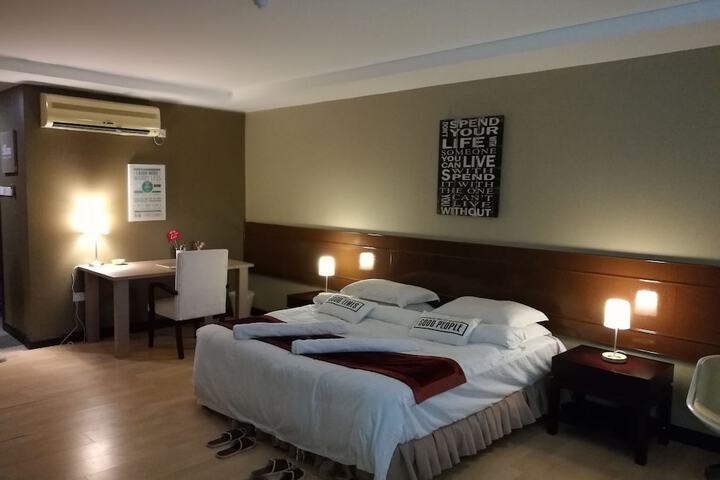 Room 9 of 32