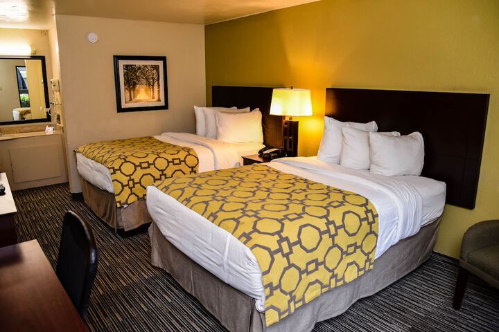 2 Double Beds (12 of 18)