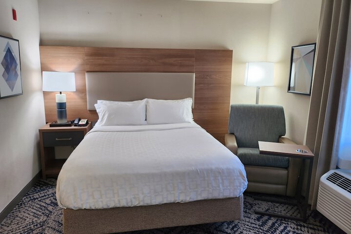 Queen Bed Accessible (10 of 32)