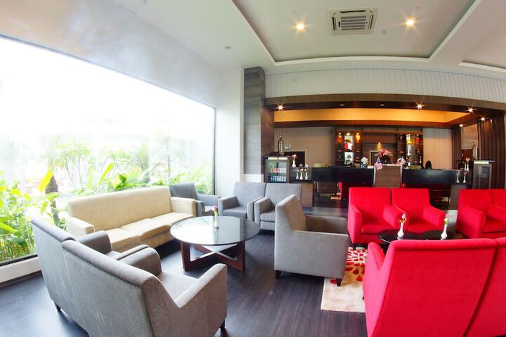 Lounge 114 of 148