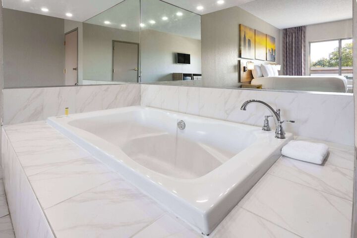 1 King Bed Mobility Accessible Bathtub with Grab Bars (30 of 34)