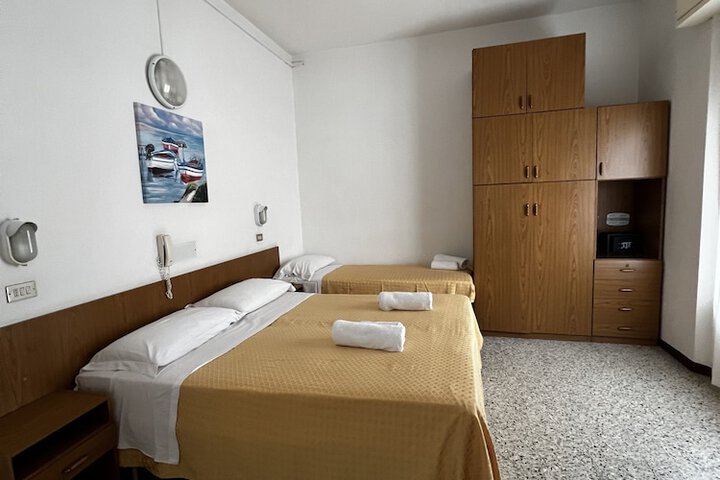 Room 6 of 25