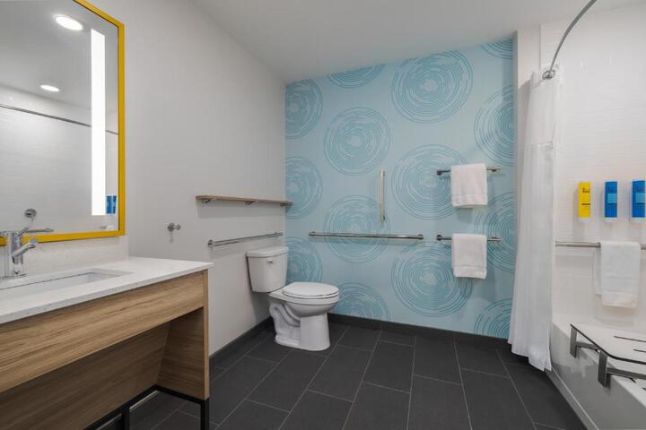 2 Queen Beds with Walk in Shower (4 of 5)