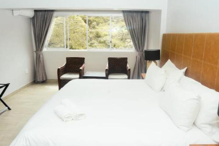 Room 4 of 87