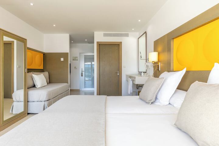 Room 4 of 40