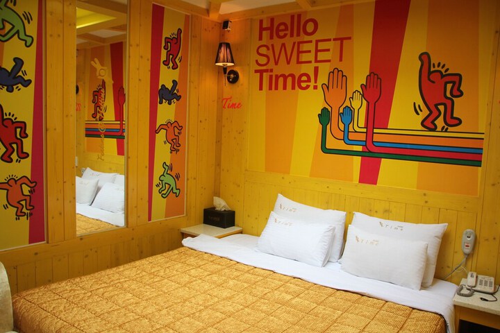 Room 8 of 84