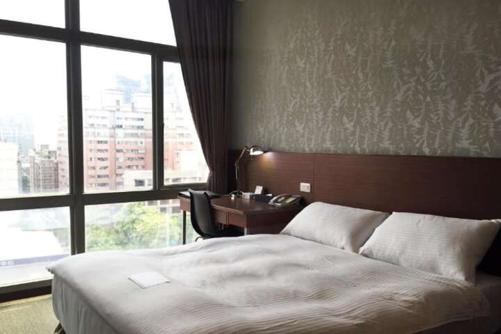 Room 27 of 38