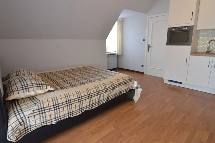 Room 4 of 18