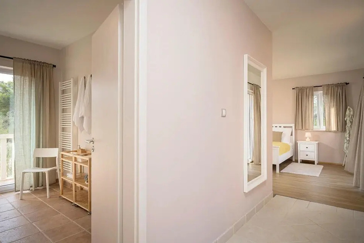 Room 5 of 18