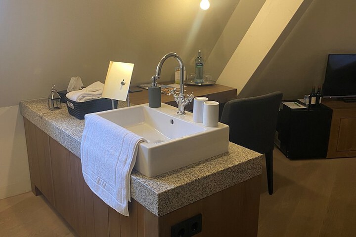 Room 18 of 33