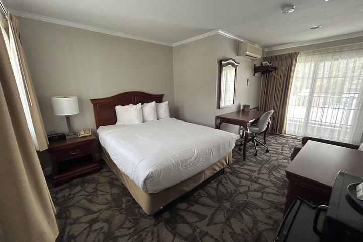 2 Queen Beds (11 of 12)