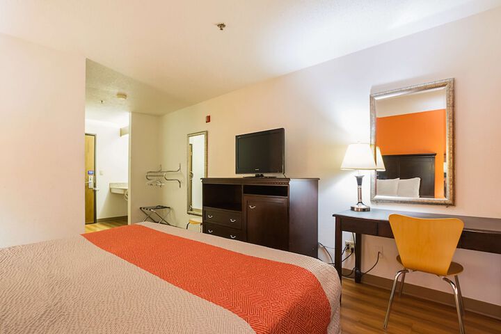 1 King Bed (5 of 13)