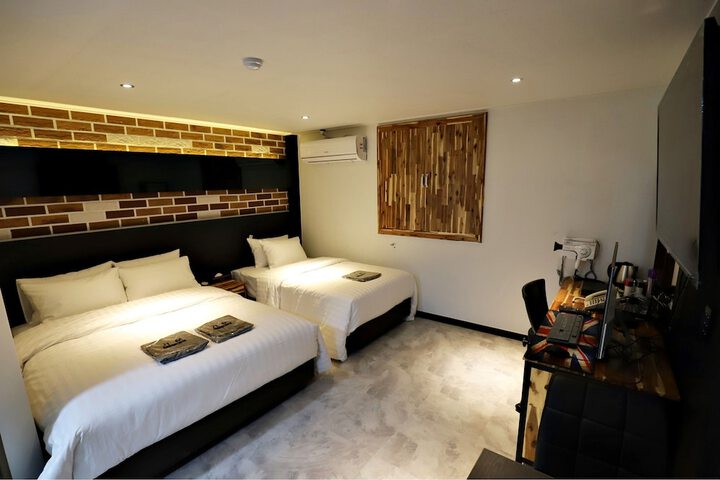 Room 10 of 27