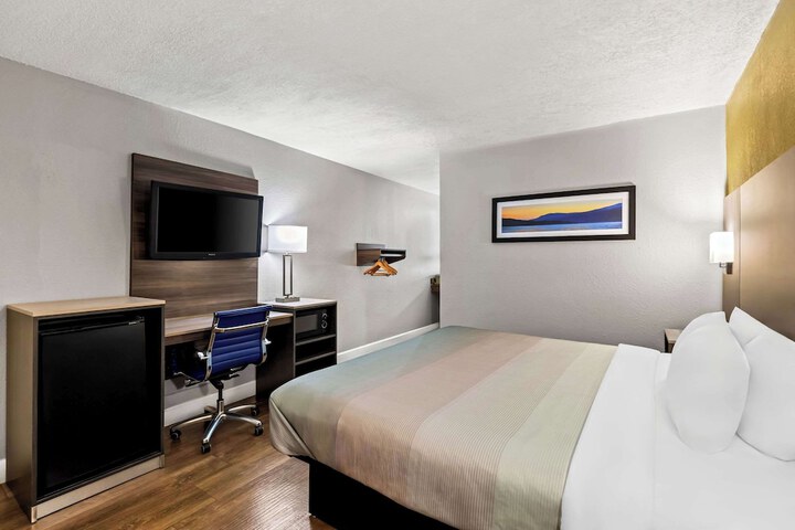 1 King Bed (4 of 16)