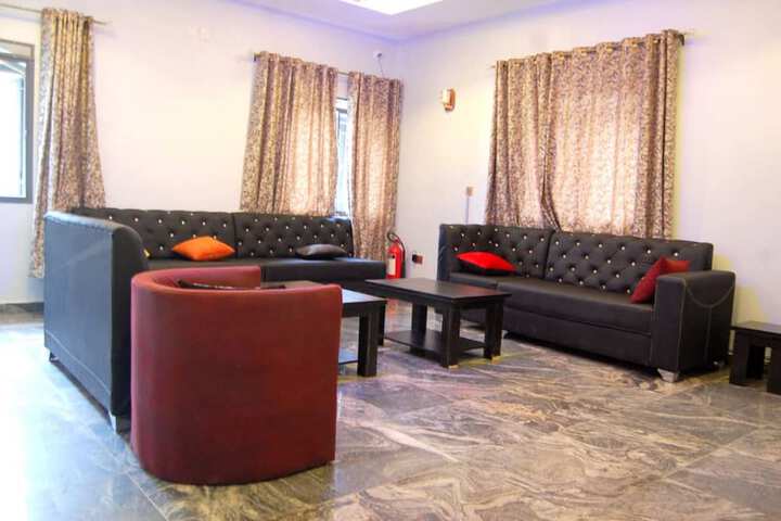 Lounge 19 of 28