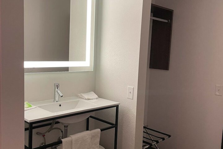 Room 11 of 16