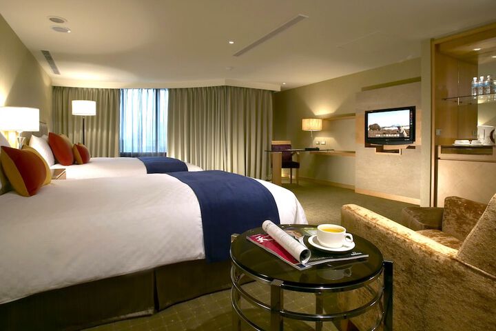 Room 6 of 77