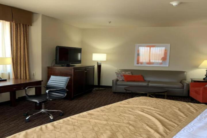 1 King Bed Accessible (17 of 18)