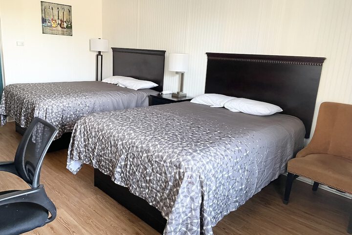 2 Queen Beds (8 of 10)